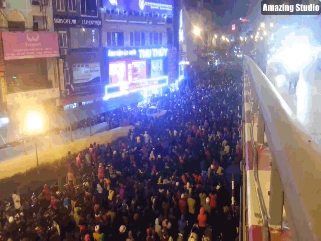 Tin tức trong ngày - Clip: Toàn cảnh lễ cầu an đông nghịt người ở chùa Phúc Khánh