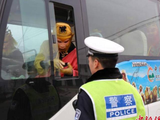 TQ: Cảnh sát tóm “Tôn Ngộ Không” lái xe chở đoàn “Tây du ký”