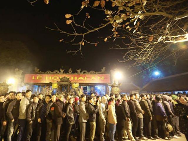 Tin tức trong ngày - Ngàn người xếp hàng thông đêm xin ấn đền Trần