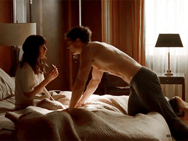 Phim - Nam thần "50 sắc thái" tự ti khi cởi đồ đóng cảnh nóng