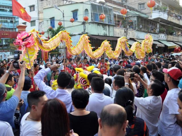 Tin tức trong ngày - Ngàn người xem biểu diễn Tết Nguyên tiêu của người Hoa ở Sài Gòn