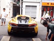 Xem McLaren 570S và Lamborghini Huracan khó nhọc vào nhà