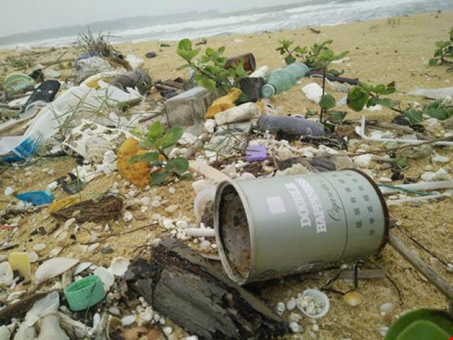 Tin tức trong ngày - 10 km bờ biển ngổn ngang vỏ chai nhãn Trung Quốc