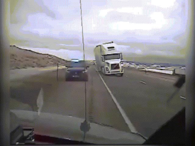 Mỹ: Gió thổi lật xe tải đè bẹp ôtô cảnh sát trên cao tốc