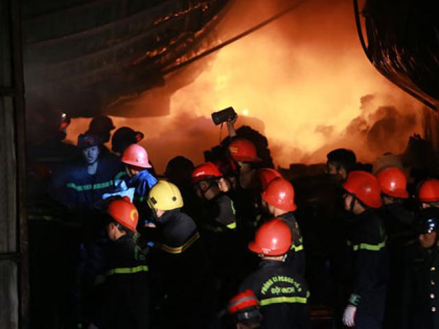 Tin tức trong ngày - HN: Cháy lớn thiêu rụi nghìn m2 nhà xưởng trong đêm Valentine