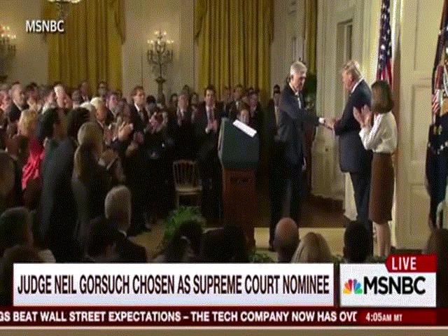 Thế giới - Thủ tướng Canada chống lại kiểu bắt tay của Trump thế nào