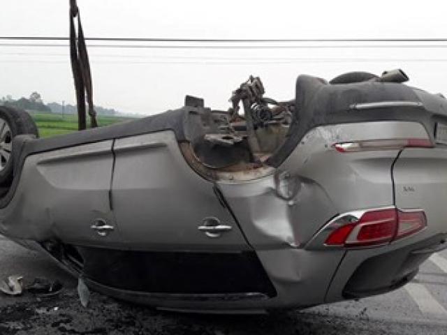 Tin tức trong ngày - Xe BMW phơi bụng giữa quốc lộ 1A