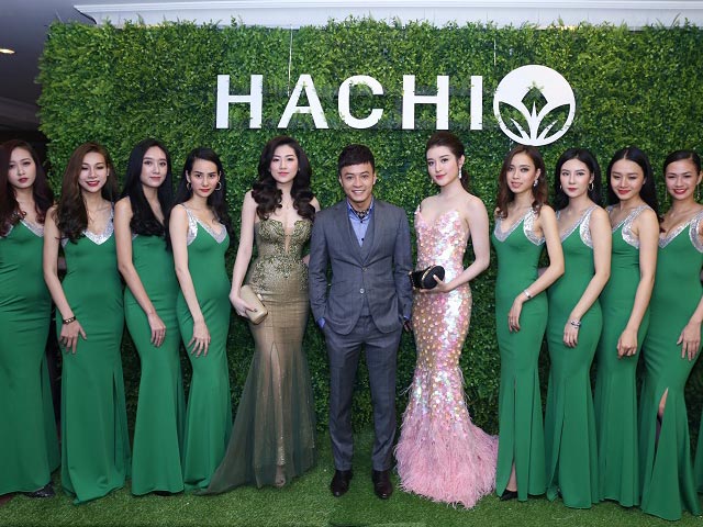 Tin tức giải trí - Hồng Đăng rạng rỡ bên 2 Á hậu trong buổi ra mắt mỹ phẩm HACHI