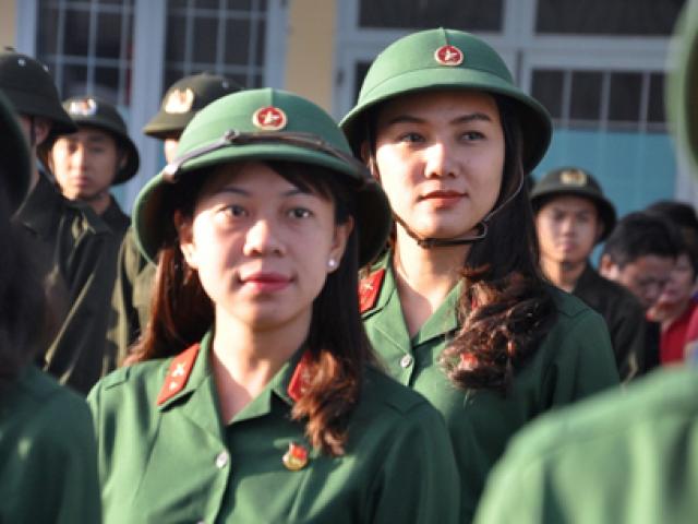 Giữa nghìn quân, 5 cô gái Sài Gòn tươi tắn lên đường nhập ngũ