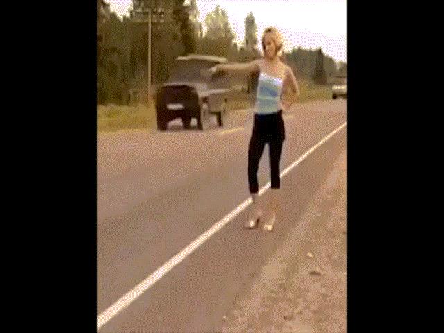 Video Clip Cười - Clip: Cách đi nhờ xe bá đạo khiến anh em té ngửa