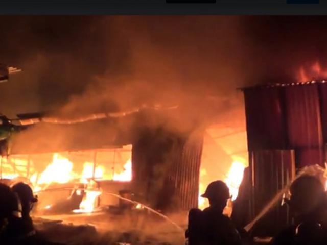 Tin tức trong ngày - Khói lửa bao trùm xưởng mộc vùng ven Sài Gòn