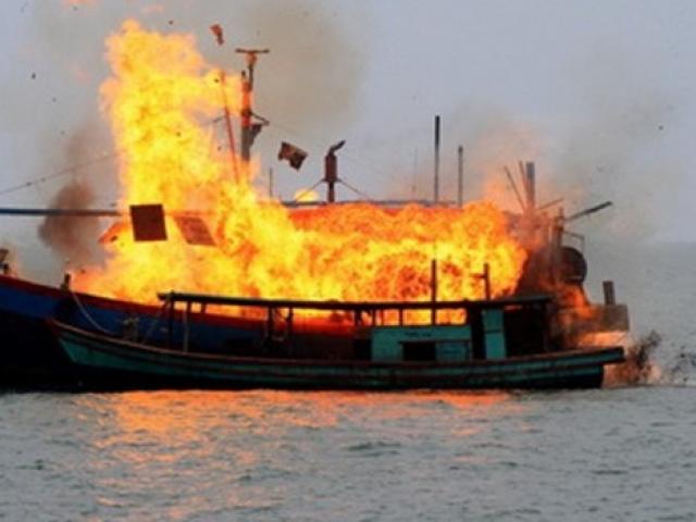 Tin tức trong ngày - Nổ tàu cá, 12 người bị thương, một người mất tích