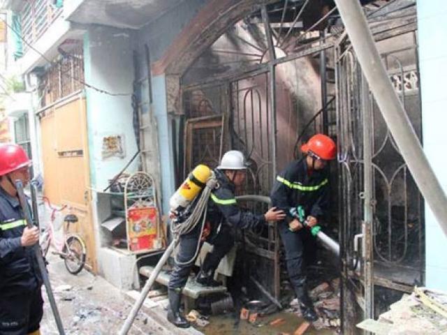 Tin tức trong ngày - Nhà trong hẻm bốc cháy dữ dội, nhiều người tháo chạy