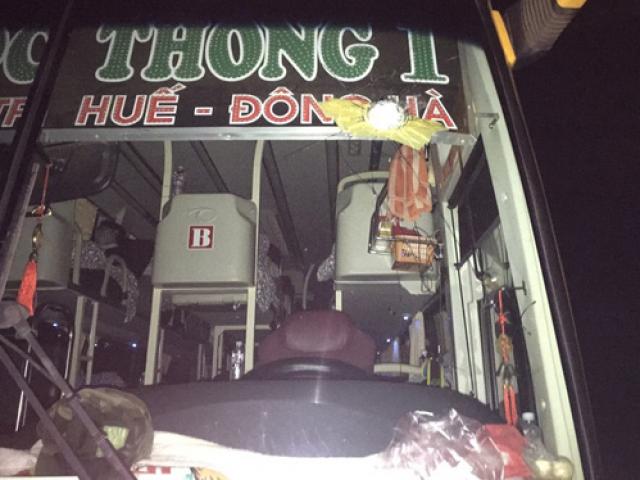 Tin tức trong ngày - Bị lóa mắt, thanh niên cầm đá ném nhiều xe ô tô