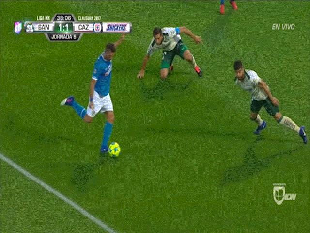 Bóng đá - "Lăn, bò, trườn", hậu vệ cản phá kiểu... múa ba-lê