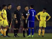 Bóng đá - Thói quen “bồi dưỡng” làm hư trọng tài V-League