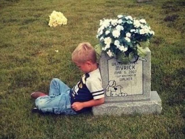 Bạn trẻ - Cuộc sống - Cậu bé suốt 5 năm ngồi bên mộ kể chuyện cho em song sinh