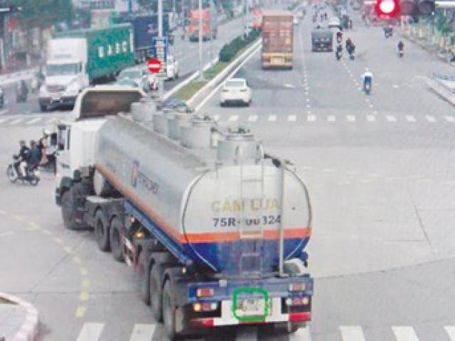 Tin tức trong ngày - Xử lý vi phạm giao thông qua camera, Facebook: Tâm phục khẩu phục