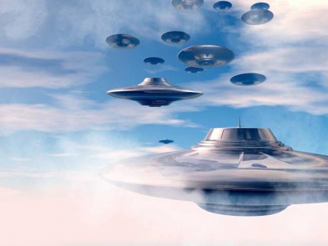 Video: Phi đội UFO bất ngờ bay qua trạm vũ trụ ISS?