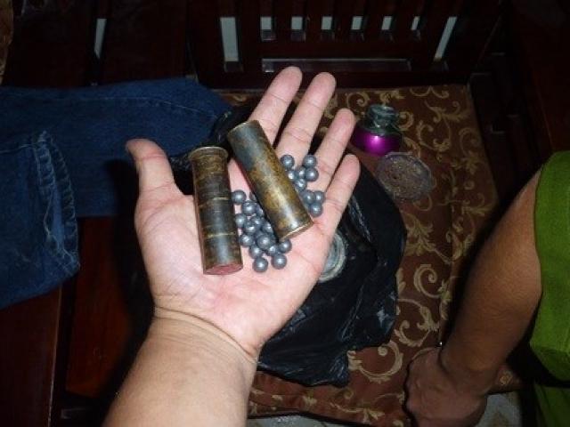 Tin tức trong ngày - Đang chế tạo thì viên đạn phát nổ, người đàn ông nhập viện