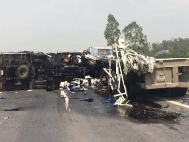 Tin tức trong ngày - Container đâm xe chở dầu, cao tốc HN-Thái Nguyên bị bịt kín