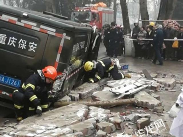 Phi thường - kỳ quặc - Xe đâm người, nhân viên xuống nhặt tiền mặc nạn nhân