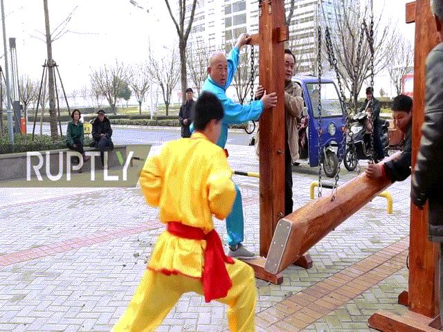 Phi thường - kỳ quặc - Xem môn phái Đũng quần sắt thúc gỗ vùng kín luyện kungfu