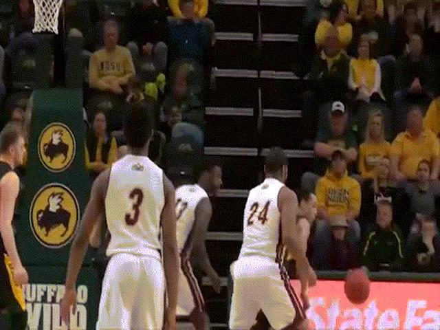 Thể thao - Lăn xả cứu bóng, vô tình tạo "siêu phẩm" phản lưới nhà