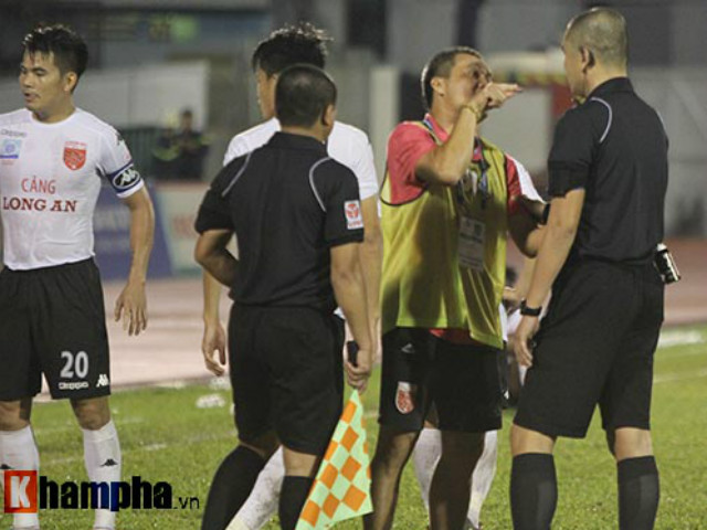 Bóng đá - HLV Tây nói gì về trận đấu "thánh không đỡ nổi" ở V-League?