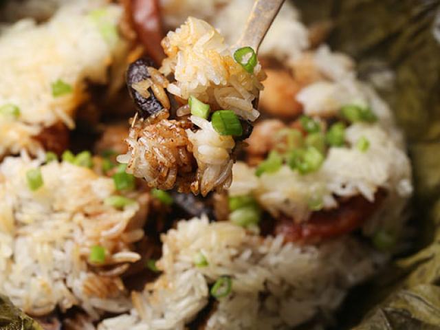 Ẩm thực - Chào tuần mới với xôi gà hấp lá sen ngon khó cưỡng