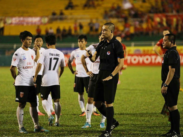 Bóng đá - Loạn trên sân Thống Nhất: V-League hay bóng đá làng xã?