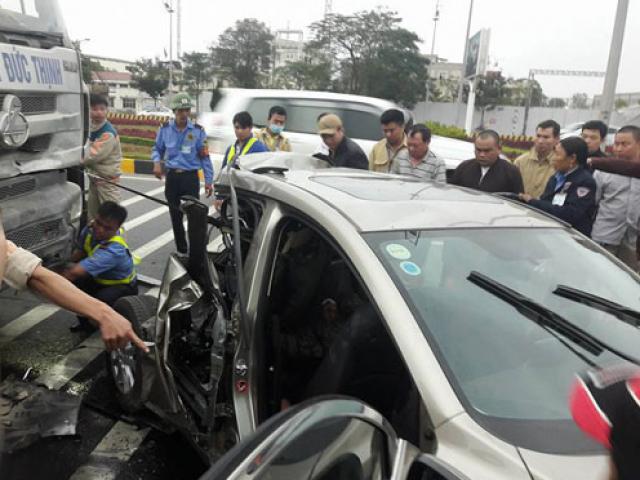 Tin tức trong ngày - Container đâm bẹp đuôi xế hộp, 2 phụ nữ nhập viện