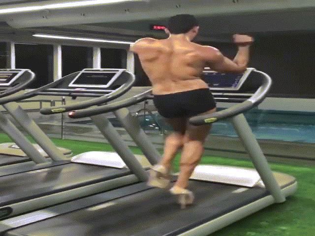 Xu hướng thời trang - "Khó đỡ" với anh chàng mang giày gót nhọn tập gym