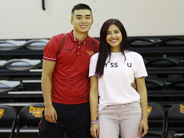 Thể thao - Hoa hậu Nguyễn Thị Loan "cặp kè" sao bóng rổ Việt Nam