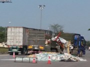 Tin tức trong ngày - Hàng chục tấm kính từ xe đầu kéo đổ xuống đường