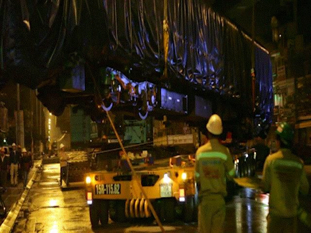 Tin tức trong ngày - Cận cảnh cẩu tàu Cát Linh – Hà Đông lên đường ray trong đêm