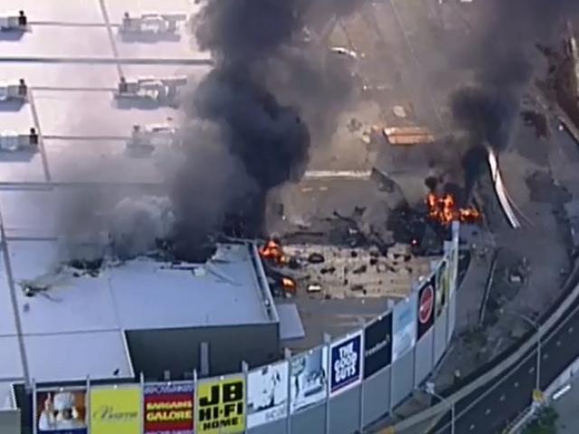 Úc: Máy bay rơi xuống trung tâm mua sắm, nổ kinh hoàng