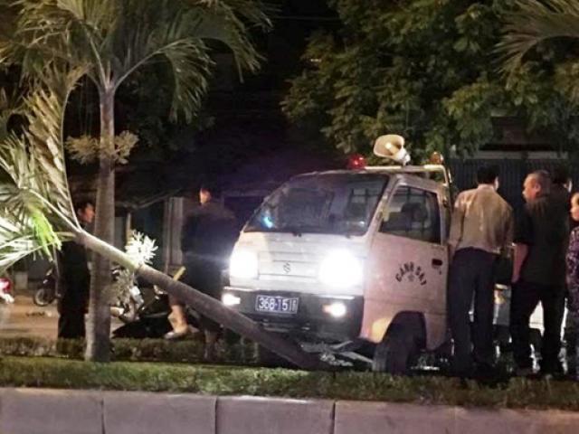 Tin tức trong ngày - Xe công an phường lao lên vỉa hè tông chết người