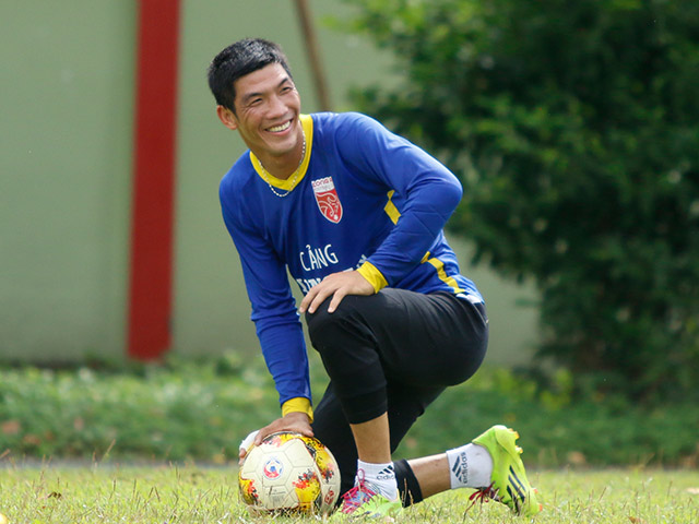 Bóng đá - Cầu thủ Long An "vui vẻ" tập luyện chờ án phạt sau "trò hề"