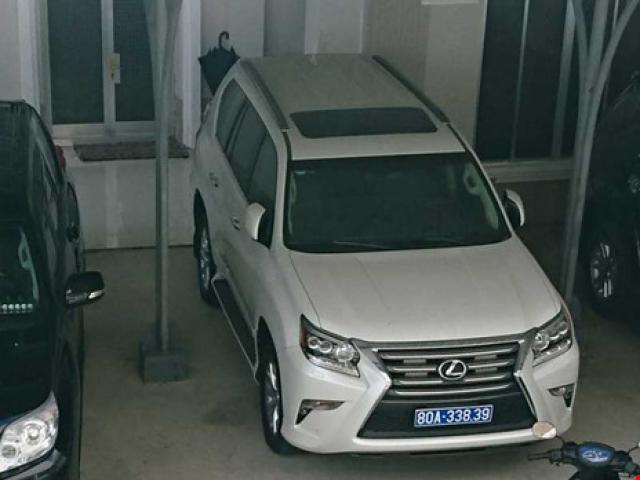 Doanh nghiệp tặng 2 xe Lexus cho Cà Mau