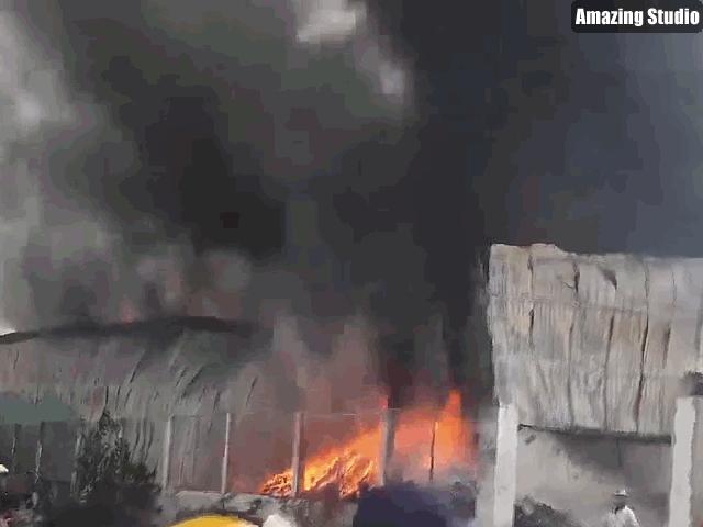 Tin tức trong ngày - Khói lửa cuồn cuộn từ xưởng phế liệu ở ngoại ô Sài Gòn