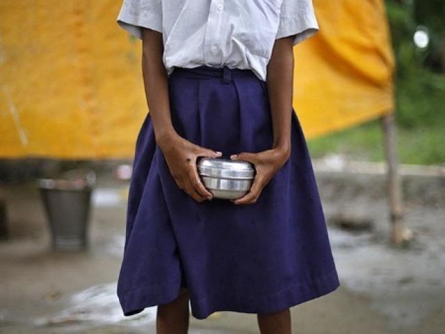 Ấn Độ: Nữ sinh bị bắt lột sạch đồ vì không làm bài tập
