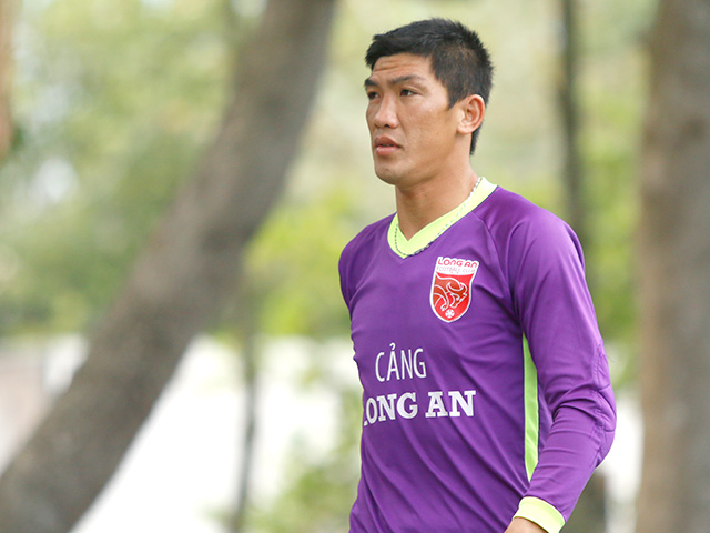 Bóng đá - Thủ môn Long An bị ra đường lái taxi, vợ hoang mang