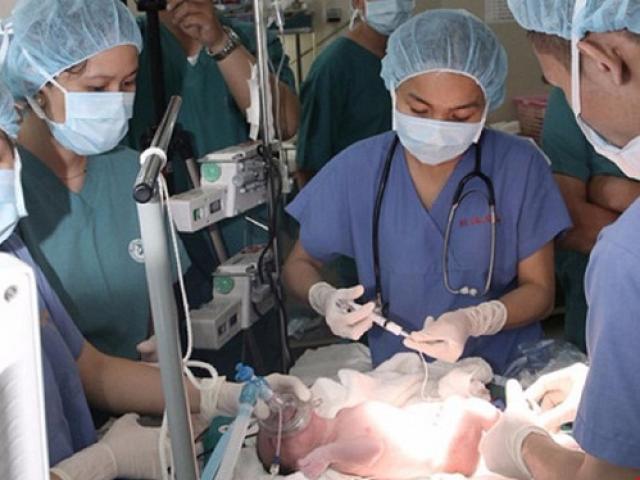 Sức khỏe đời sống - 2 ca mổ song song của 40 bác sĩ cứu bé sinh non