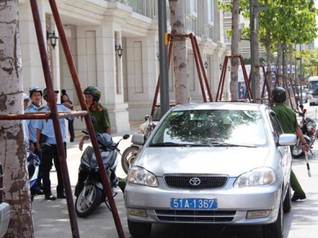 Tin TP Hồ Chí Minh - Hàng loạt xe biển xanh chiếm vỉa hè bị "sờ gáy"