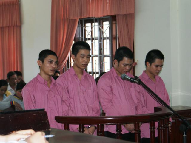 Pháp luật - Giúp nhầm côn đồ, một công nhân bị chém dã man