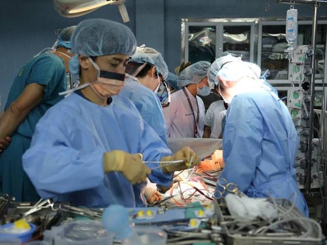 Tin tức trong ngày - Bệnh nhi 7 tuổi được ghép phổi từ bố và bác ruột