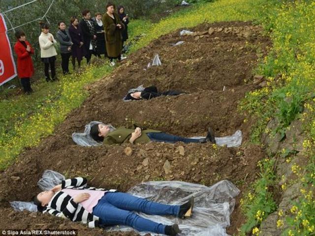 Phi thường - kỳ quặc - TQ: Chị em rủ nhau nằm xuống mồ sau khi li hôn