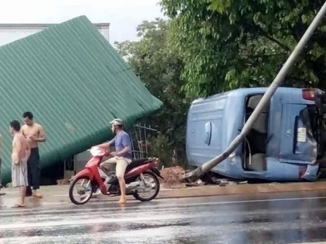 Tin tức trong ngày - Xe khách nổ lốp, lật nhào vào nhà dân