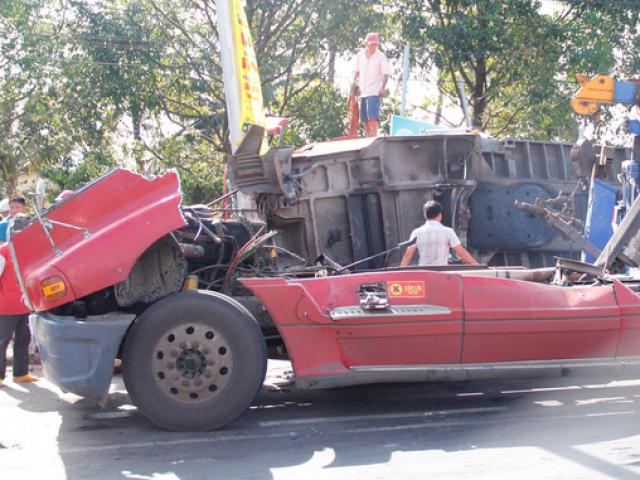 Tin tức trong ngày - Cabin xe đầu kéo nát bét, 4 người thoát chết kỳ diệu